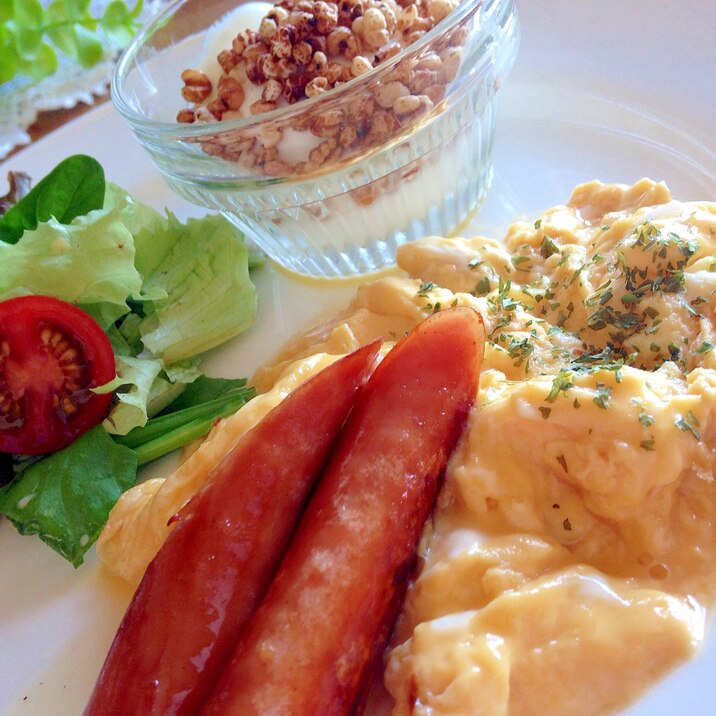 スクランブルエッグのワンプレート朝食